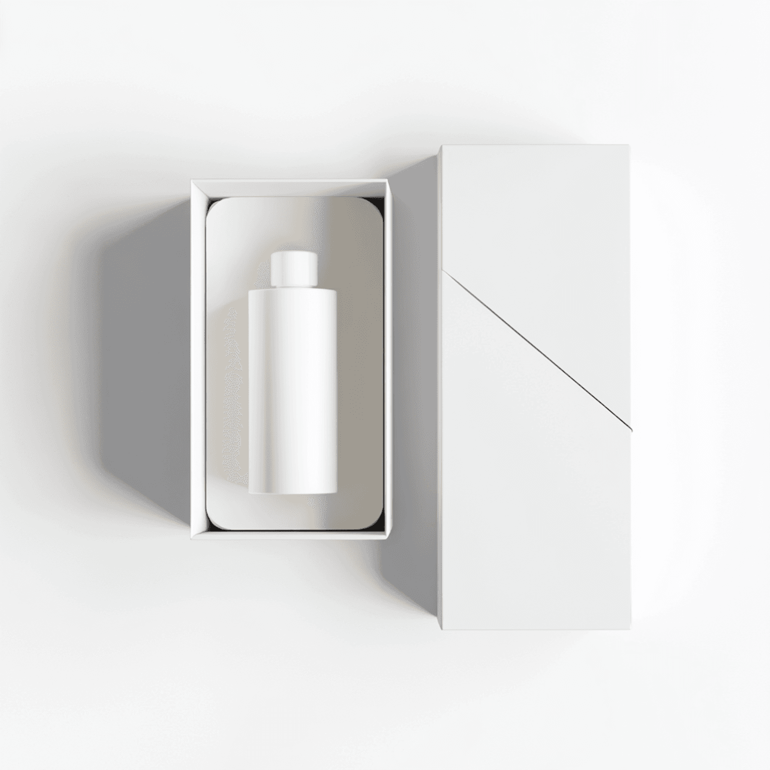Minimalistische weiße Verpackung mit schlanker Flasche auf beigem Einleger